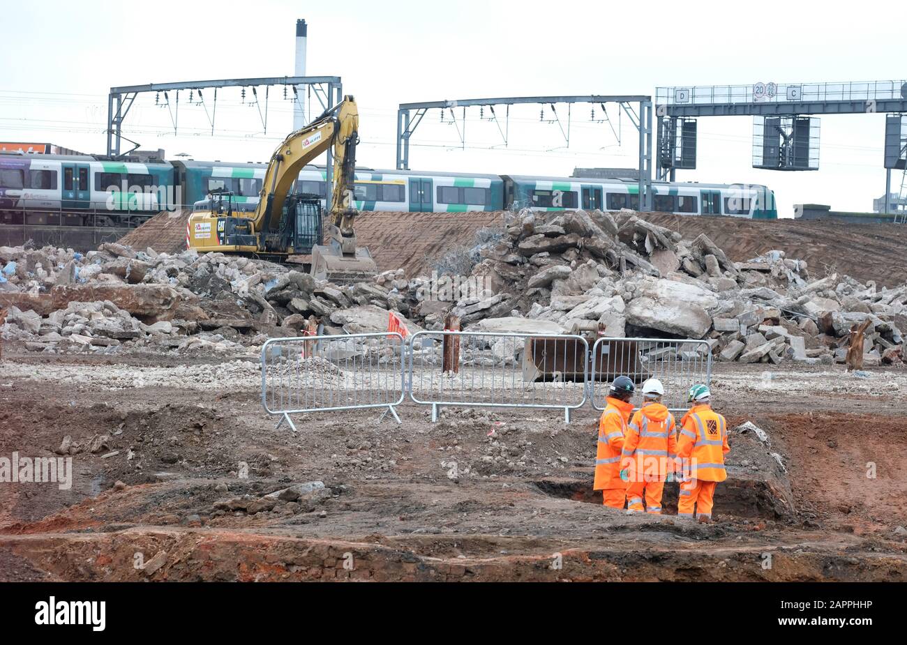 Curzon Street, Birmingham, West Midlands, Großbritannien - Freitag, 24. Januar 2020 - Ingenieure überprüfen die Fortschritte bei den Bauarbeiten am massiven Standort der neuen Curzon-Street-Station im Zentrum von Birmingham, die einen Teil des riesigen HS2-Infrastrukturprojekts darstellt. Anfang dieser Woche deutete eine durchgesickerte Überprüfung durch die Regierung an, dass die Gesamtkosten für HS2 106 Mrd. £erreichen könnten. Im Jahr 2015 wurden die Kosten für das HS2-Projekt auf 56 Mrd. £geschätzt. Der Bericht des nationalen Rechnungshofs besagt, dass der Verkehrsdienst und die HS2 Ltd "die Risiken für das Geld der Steuerzahler nicht ausreichend gemanagt haben". Foto Steven May / Alamy Stockfoto