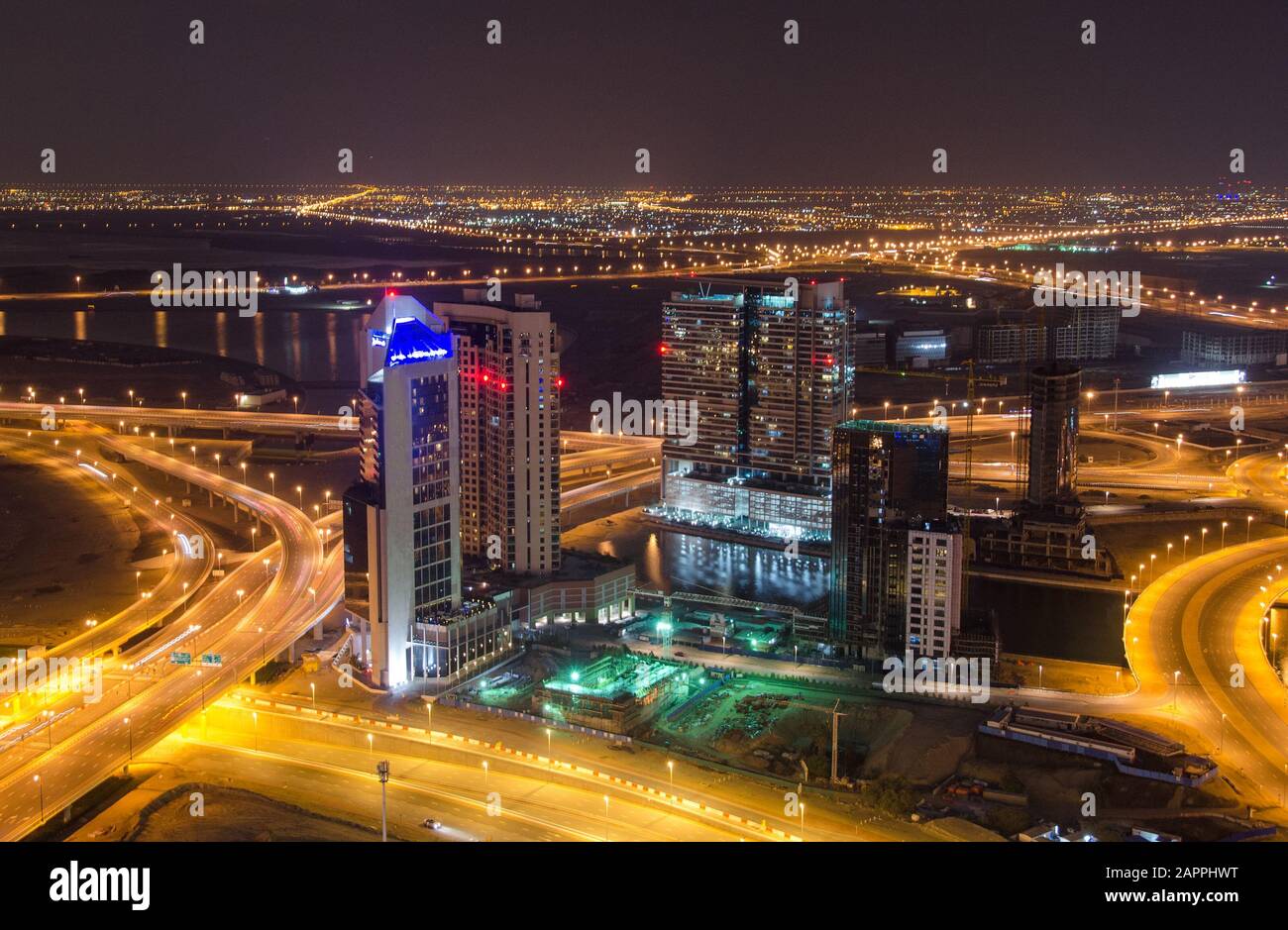 Nachtstadt, Stadtbild von Dubai, Vereinigte Arabische Emirate, moderne futuristische Architektur Nachtbeleuchtung, luxuriöses Reisekonzept Stockfoto