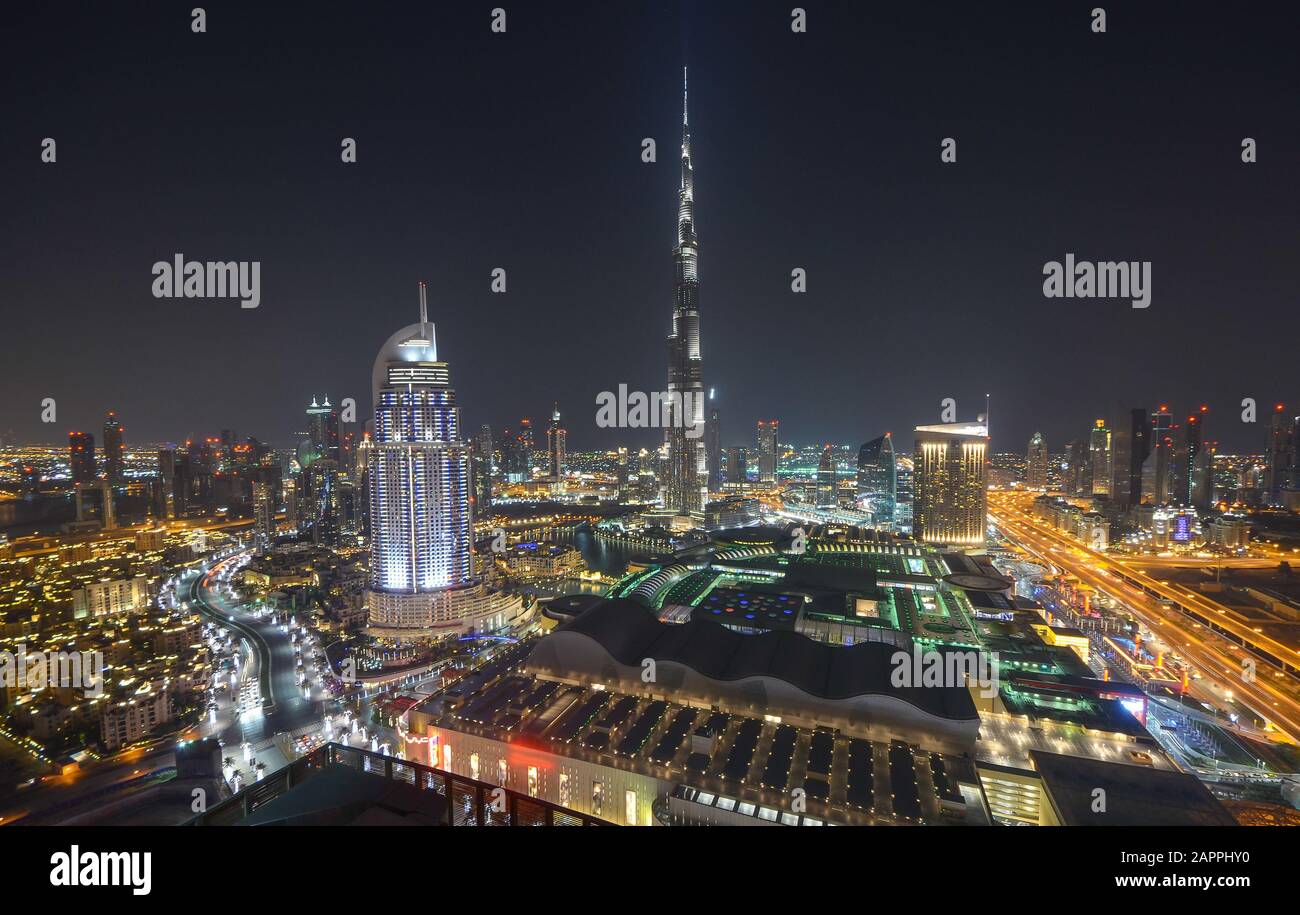 Nachtstadt, Stadtbild von Dubai, Vereinigte Arabische Emirate, moderne futuristische Architektur Nachtbeleuchtung, luxuriöses Reisekonzept Stockfoto