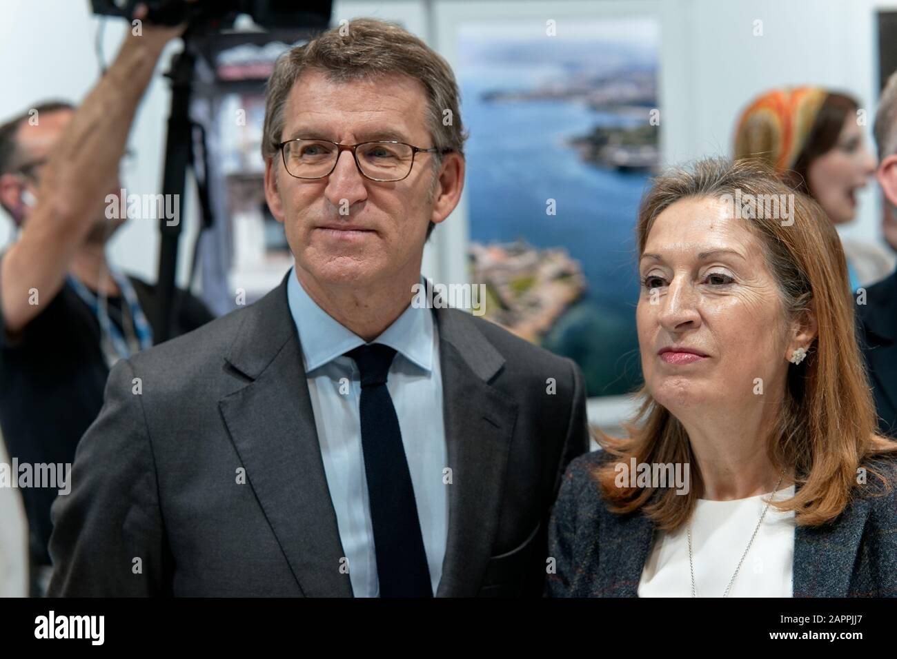 IFEMA, Madrid, Spanien. Januar 2020. Internationale Messe für Tourismus Fitur in Madrid - Alberto Nunez Feijoo, präsident der autonomen Gemeinschaft Galicien und Ana Pastor Julian, ehemalige präsidentin des Abgeordnetenkongresses Spaniens. IFEMA, Madrid, Spanien. Kredit: EnriquePSans/Alamy Live News Stockfoto