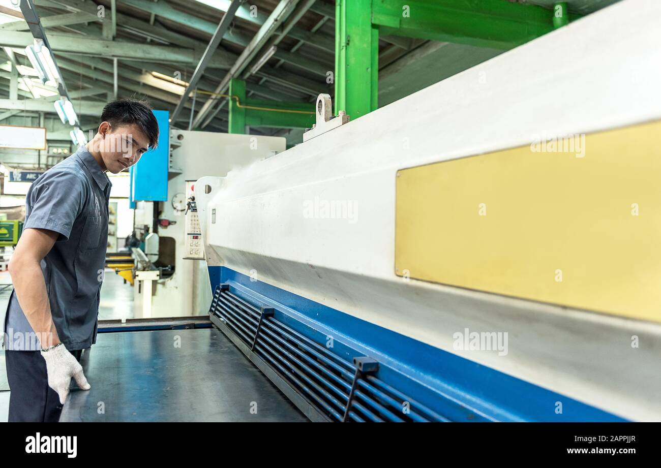 Professioneller Maschinenbediener für industrielle Schermaschinen Stockfoto