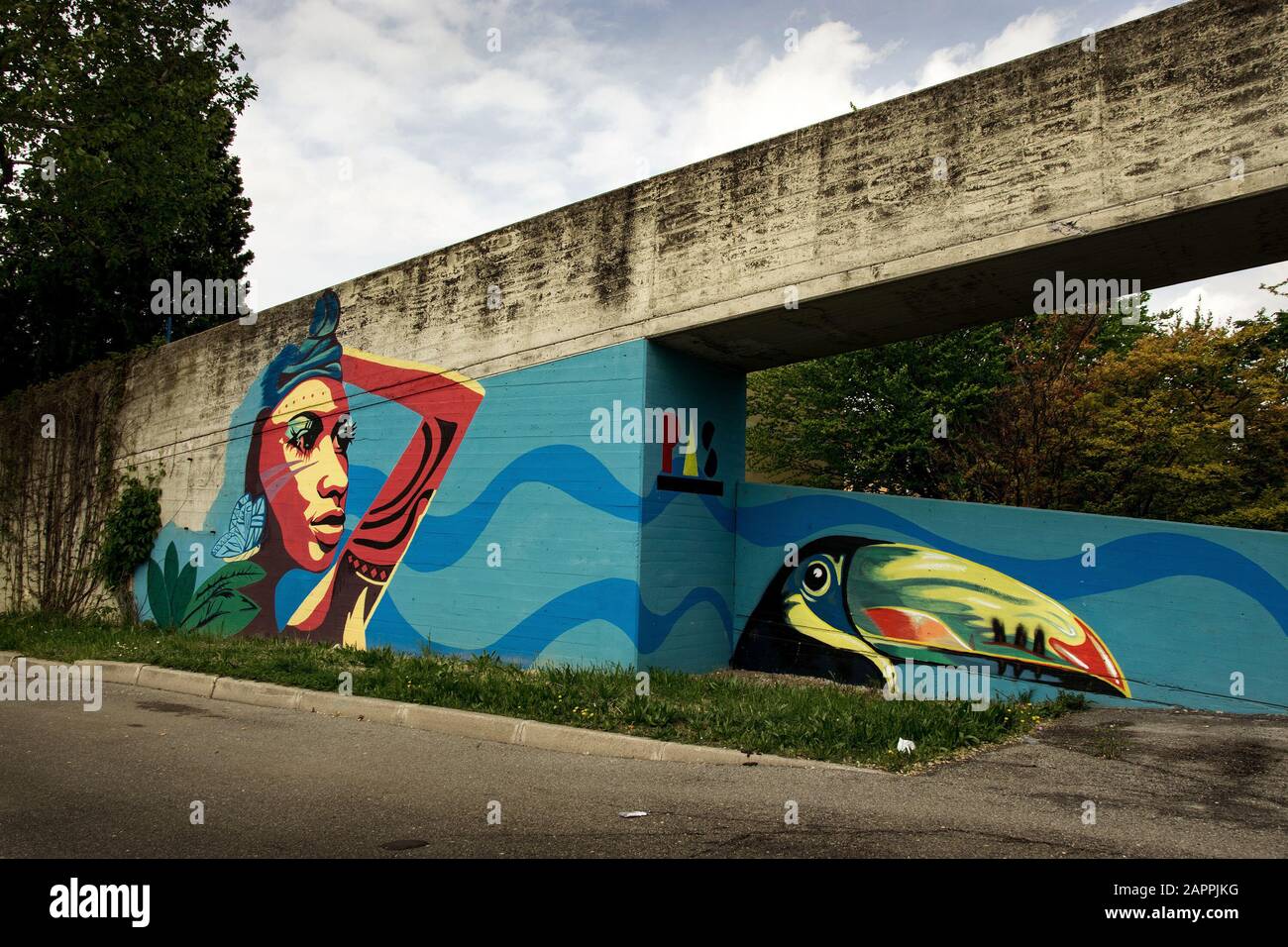 Graffiti einer afrikanerin und eines Vogels in den Vorstädten Stockfoto