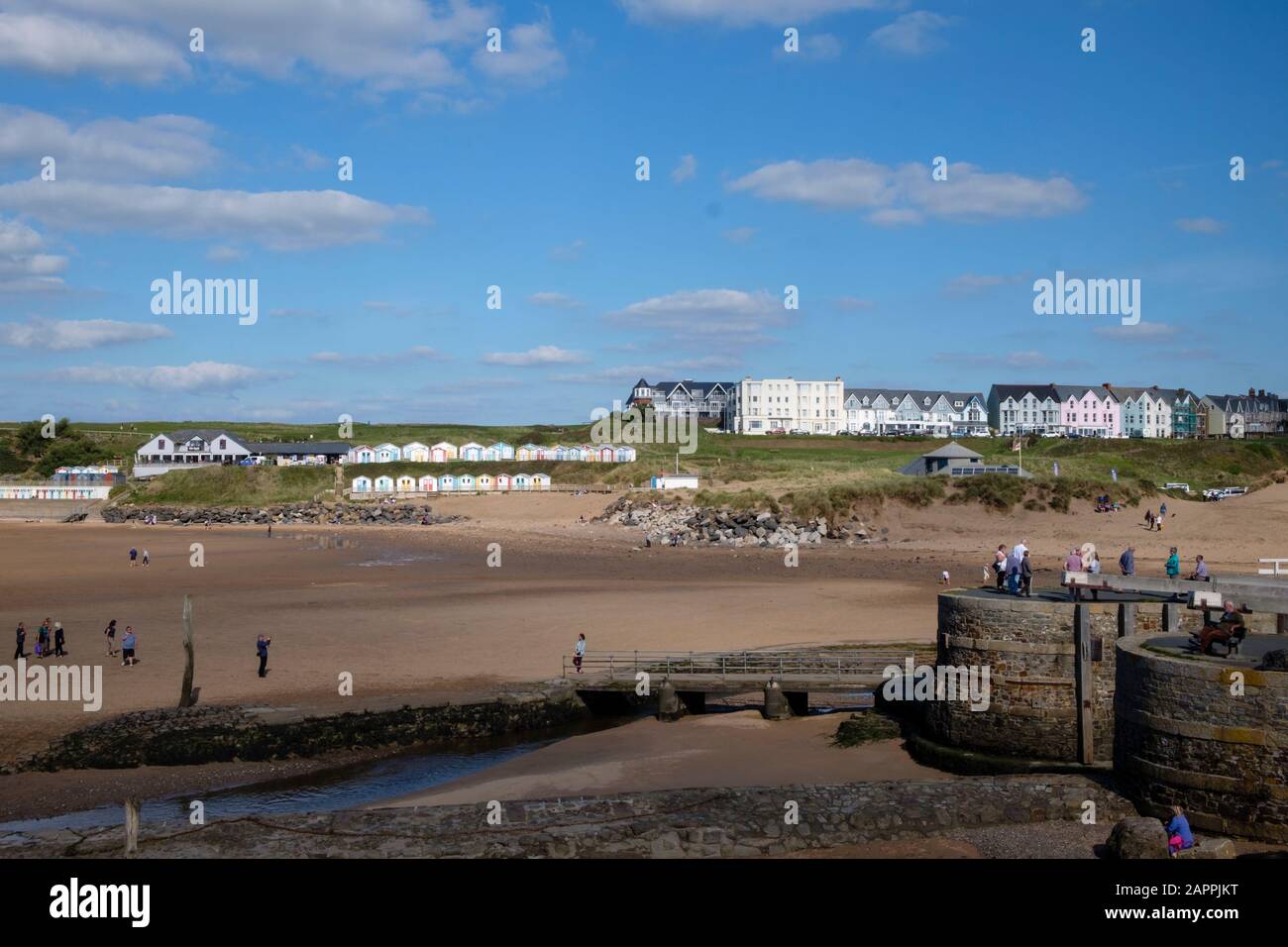 Das Seaward Ende des Bude Kanals trifft bei Summerleaze Beech über seine einzigen Schleusen auf den Atlantik. Es wurde gebaut, um landwirtschaftlichen Kalk und Sand landeinwärts zu nehmen Stockfoto