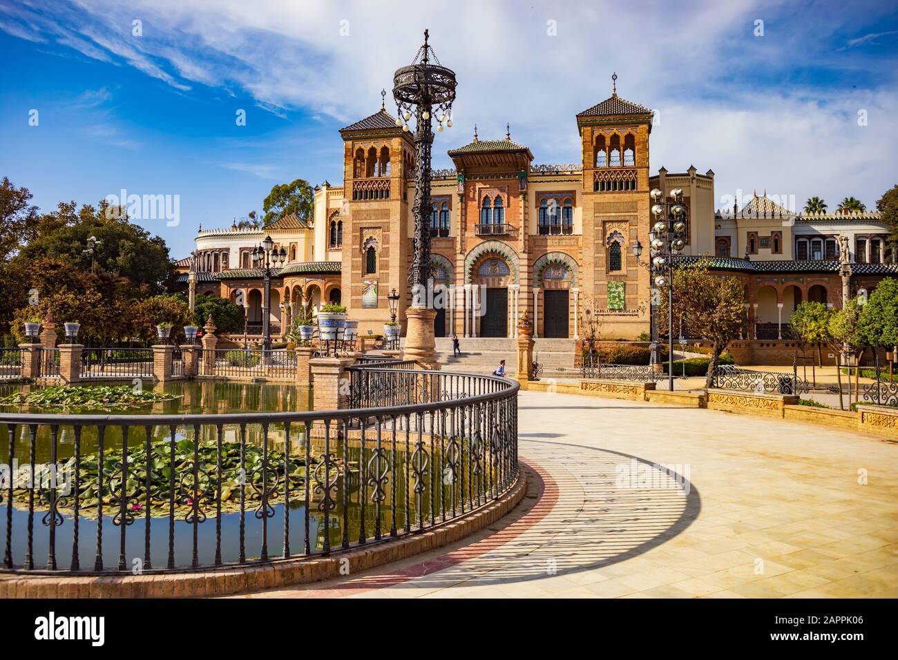 SEVILLA, SPANIEN - ca. Oktober 2019: Plaza America und Museum für Volkskunst und Traditionen von Sevilla in Andalusien, Spanien Stockfoto