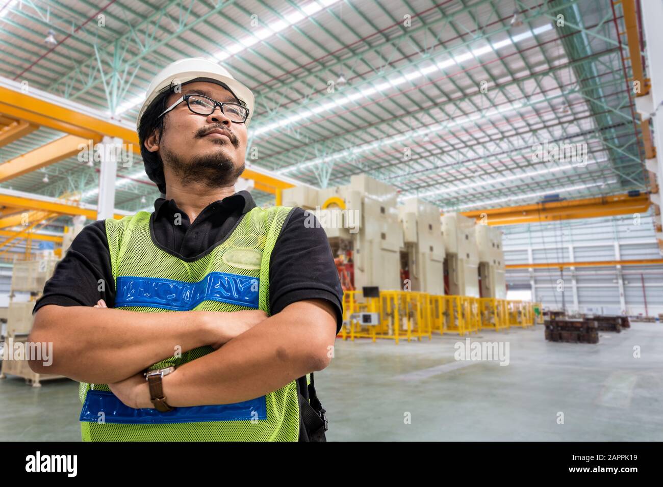 Portrait einer stattlichen Ingenieur in einer Fabrik Stockfoto