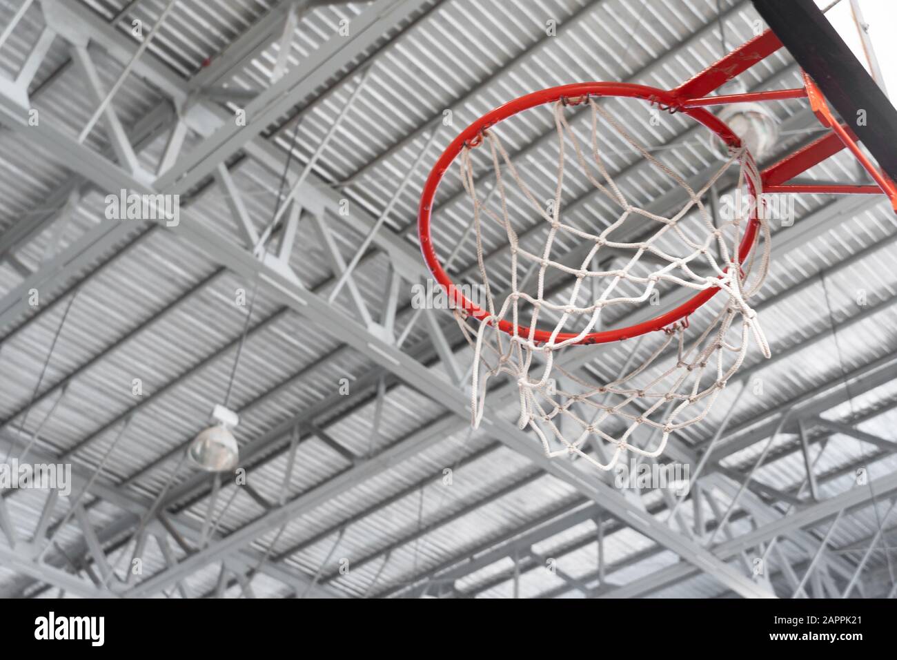 Roter Basketballkorb mit weißem Hintergrund im Hallensportstadion Stockfoto