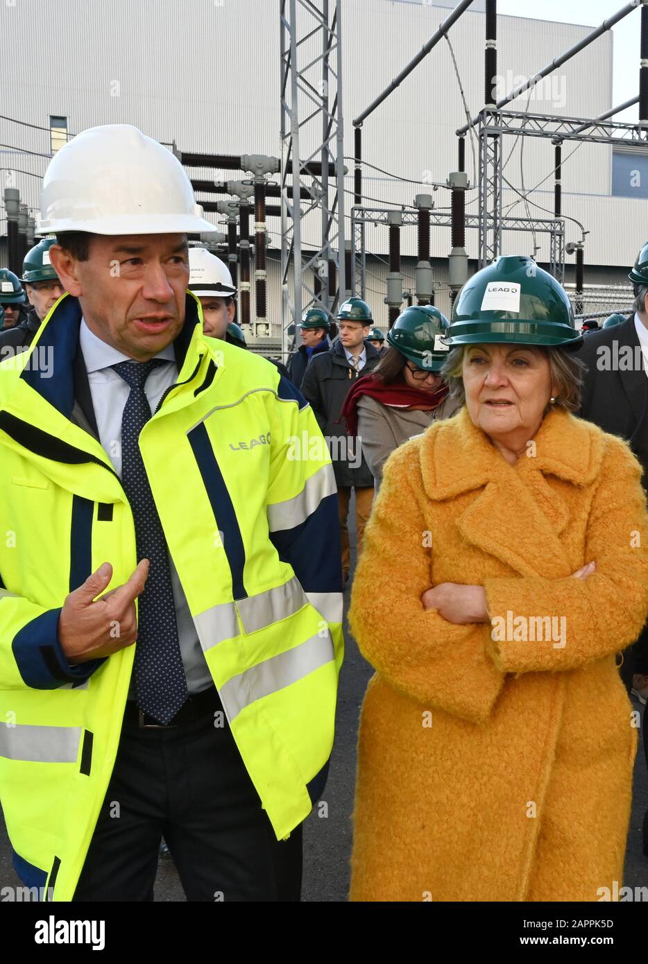 In Der Deutschen Stadt. Januar 2020. Helmar Rendez, Vorstandsvorsitzender der Lausitz Energie Bergbau AG, führt Elisa Ferreira, EU-Regionalkommissarin, durch das Gelände des Kraftwerks Schwarze Pumpe. Brandenburg erhält im aktuellen Förderzeitraum 2014-2020 rund 846 Millionen Euro aus dem EFRE. Kredit: Bernd Settnik / dpa-Zentralbild / dpa / Alamy Live News Stockfoto