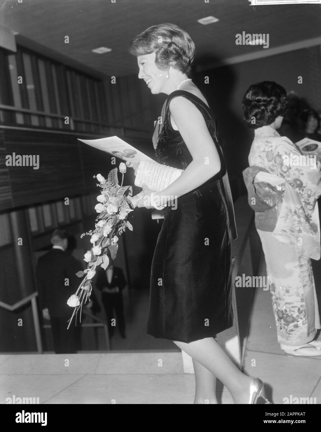 Prinzessin Beatrix und ihr Verlobter Claus von Amsberg bei der Premiere des Films Olympiade Tokio in Amsterdam Dokumentarfilme, Prinzessinnen, Premieren, Film, Beatrix, Prinzessin Annotation: Dokumentarfilm unter der Regie von Kon Ichikawa über die Olympischen Sommerspiele 1964 in Tokio Datum: 15. Oktober 1965 Ort: Amsterdam, Noord-Holland Schlüsselwörter: Dokumentarfilme, Film, Premieren, Prinzessinnen persönlicher Name: Beatrix, Prinzessin Stockfoto