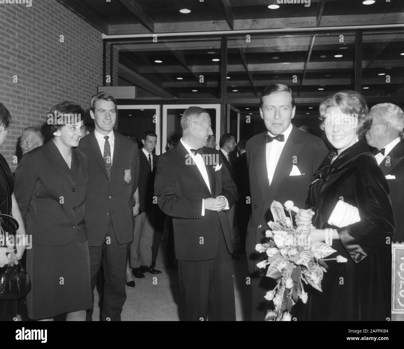 Prinzessin Beatrix und ihr Verlobter Claus von Amsberg bei der Premiere des Films Olympiade Tokio in Amsterdam Dokumentarfilme, Prinzessinnen, Premieren, Film, Beatrix, Prinzessin, Claus, Prinzenanmerkung: Dokumentarfilm unter der Regie von Kon Ichikawa über die Olympischen Sommerspiele 1964 in Tokio Datum: 15. Oktober 1965 Ort: Amsterdam, Noord-Holland Schlüsselwörter: Dokumentarfilme, Film, Premieren, Prinzessinnen persönlicher Name: Beatrix, Prinzessin, Claus, Prinz Stockfoto