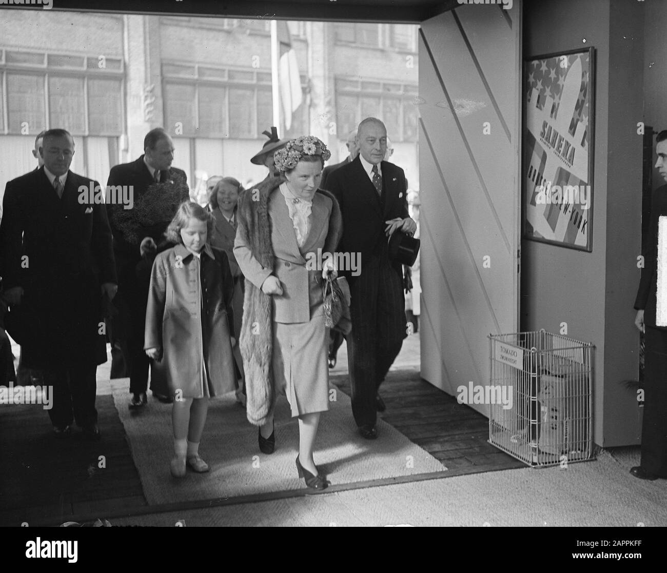 Prinzessin Beatrix führte ihre erste offizielle Handlung mit der Enthüllung einer Tafel mit dem neuen Wappen unserer Prinzessin der Krone durch, die im Beatrix-Saal des Jaarbeurs in Utrechter angebracht ist - Ja. Royal Family trägt Datum ein: 29. März 1949 Ort: Utrechter (Stadt) Schlüsselwörter: Enthüllungen, Prinzessinnen persönlicher Name: Beatrix (Prinzessin Niederlande), Irene (Prinzessin Niederlande), Juliana (Königin Niederlande) Stockfoto