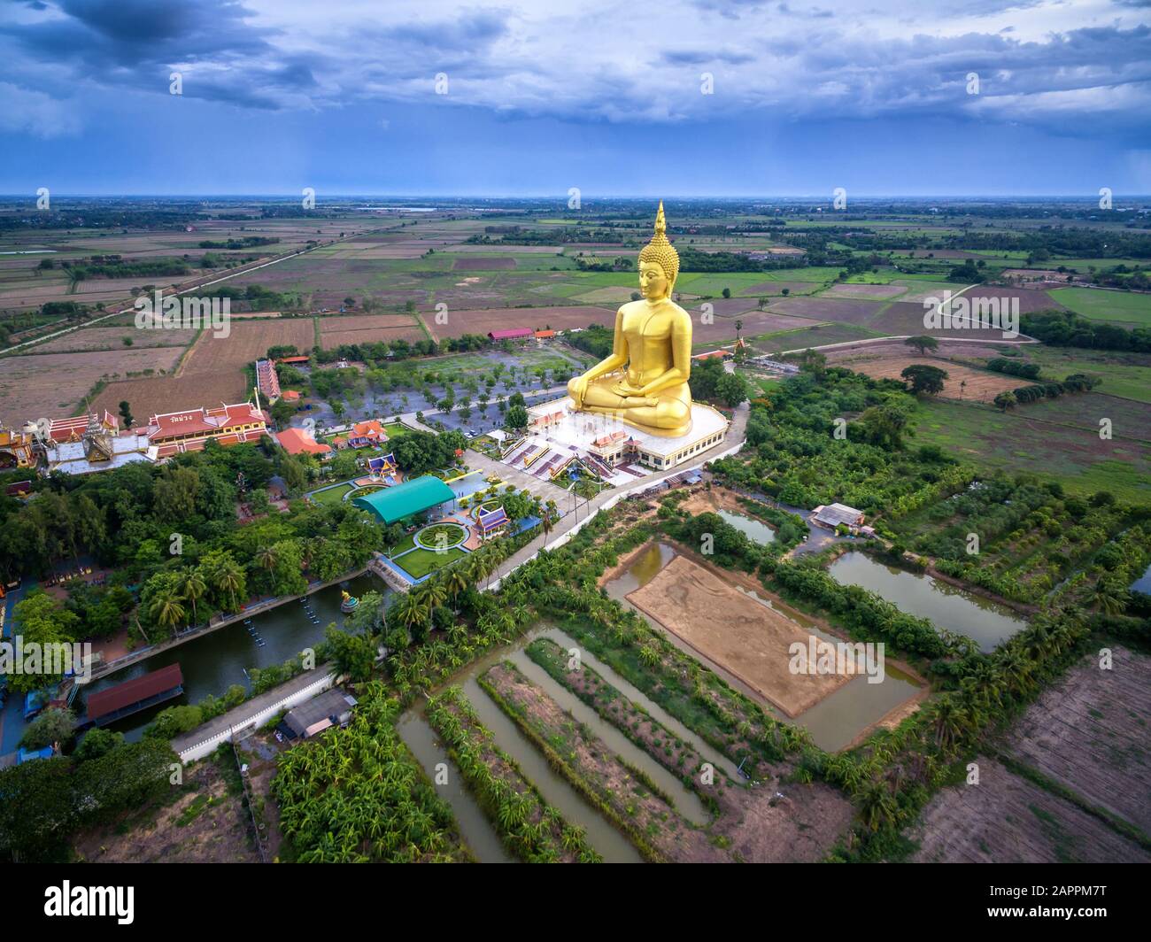 Große goldene buddhastatue im Tempel von Thailand/Wat Maung, Provinz Angthong, Thailand. Stockfoto