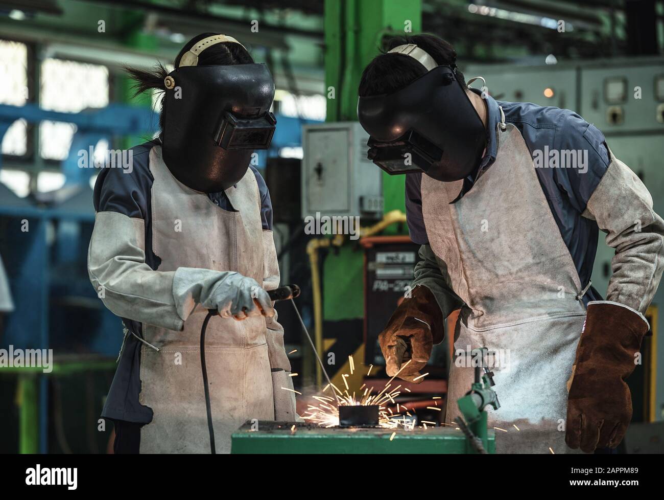 Industrieschweißer-Arbeiter in der Werkstatt-Werkstatt Stockfoto
