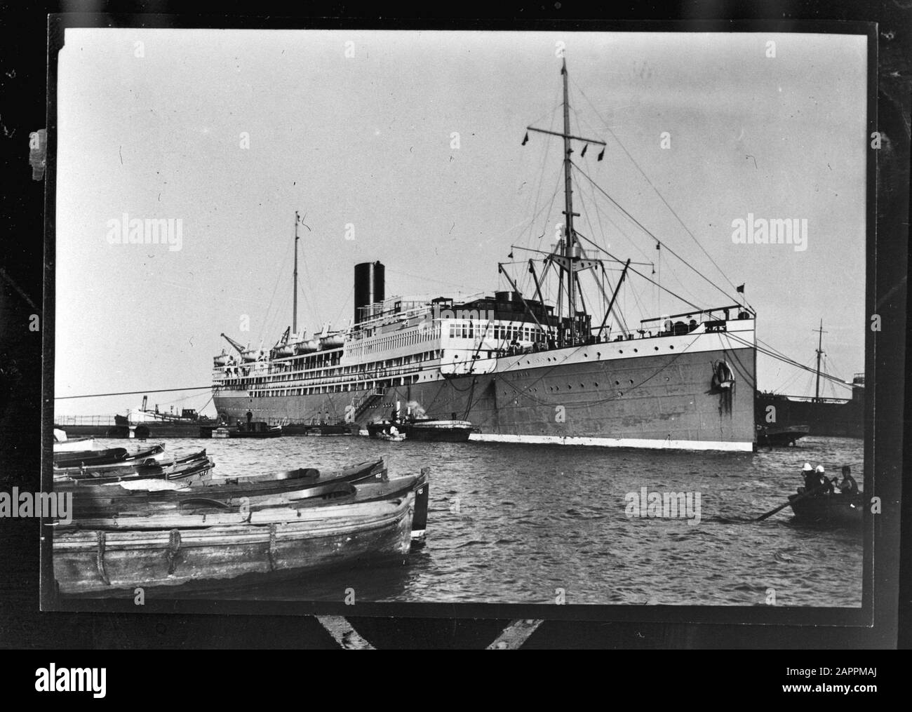 MN [Merchant Navy]/Anefo London Serie Das Passagierschiff m.s.m. Sibajak vom Rotterdamer Lloyd im Hafen von Port Said Annotation: Repronegativ. Im Krieg als Truppentransportschiff verwendet Datum: 1943 Ort: Ägypten, Port Saïd Schlüsselwörter: Handelsflotten, Marine, Schiffe, Name Der Einrichtung des zweiten Weltkriegs: Frau Sibajak Stockfoto