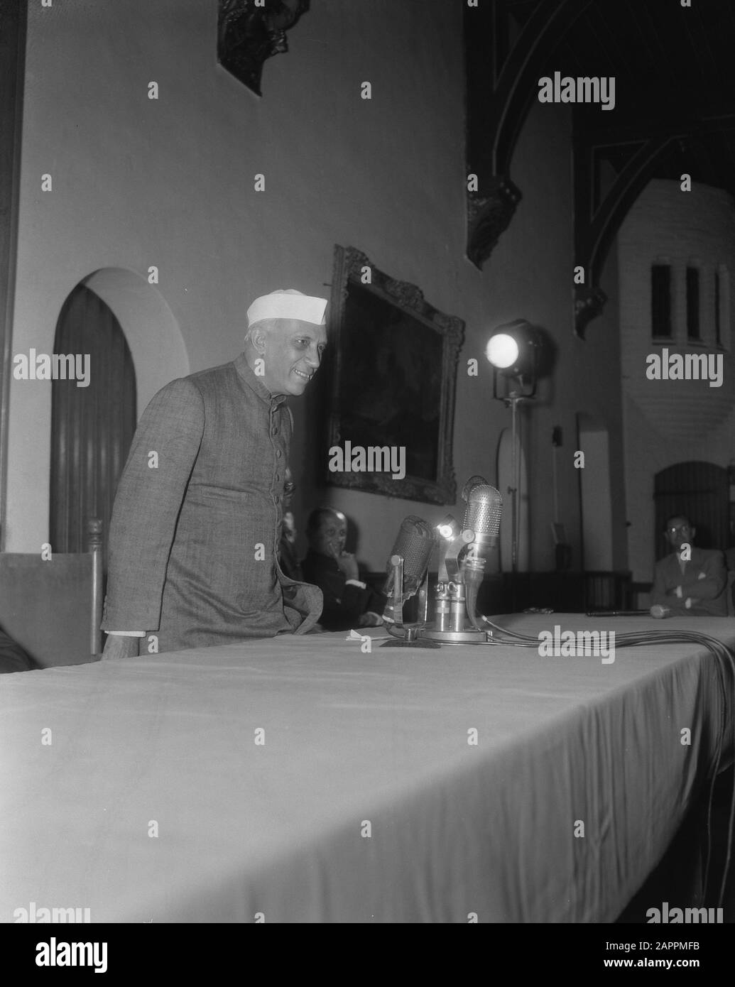 Premier Nehroe aus Indien in unserem Land. Pressekonferenz Rolzaal den Haag Datum: 9. Juli 1957 Ort: Den Haag, Indien Schlüsselwörter: Pressekonferenzen, Premiers persönlicher Name: Nehru, Jawaharlal Institutionname: Rollzaal Stockfoto