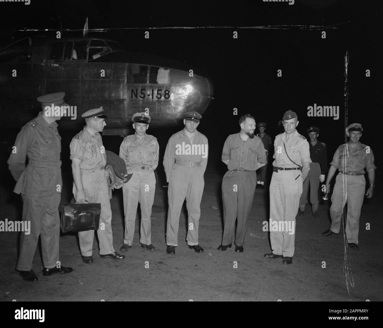 Abfahrt General Spoor nach Holland [General Spoor (Zentrum) und Stabsoffiziere am Flughafen Kemajoraan] Datum: 11. Januar 1947 Ort: Indonesien, Niederländische Ostindien Stockfoto