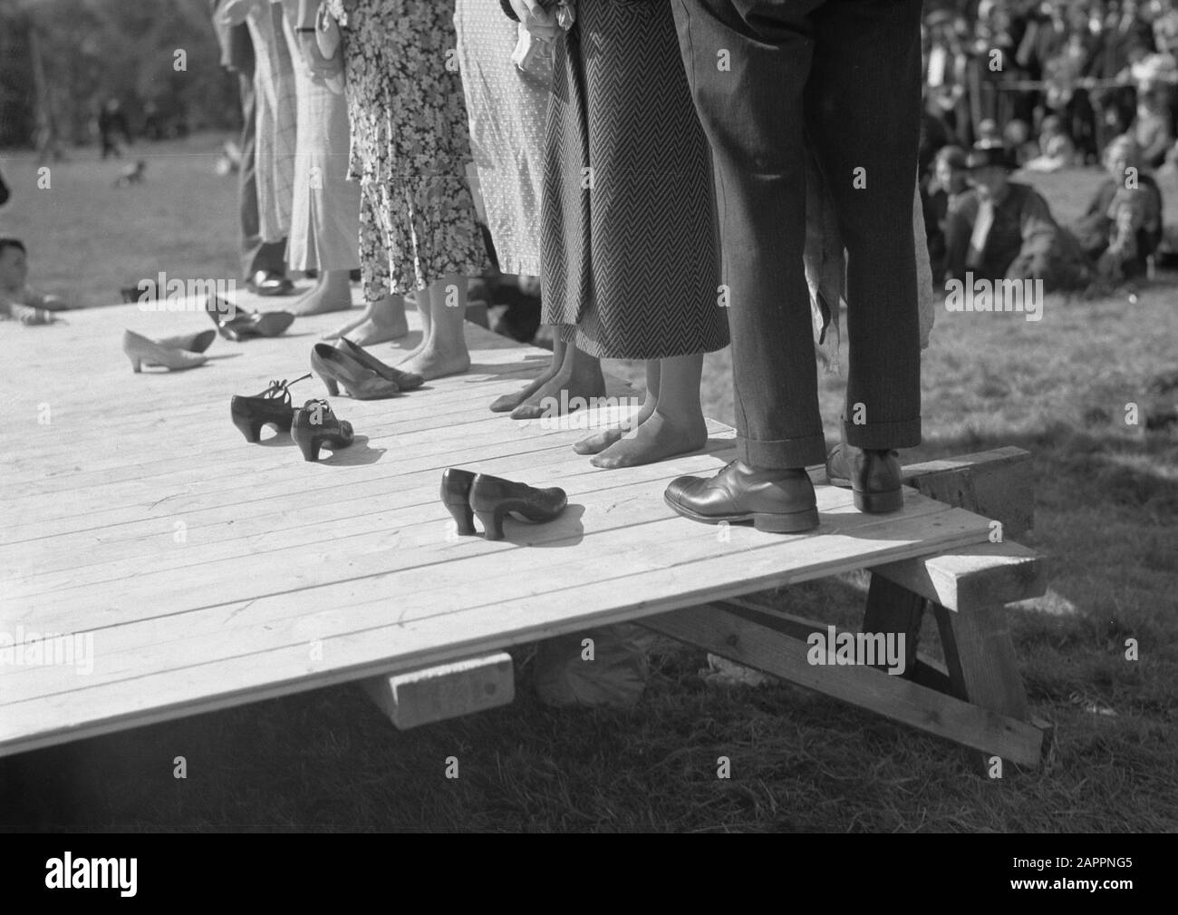 Schottland - Gatehouse Fair Frauen haben ihre Schuhe für die Teilnahme an der "Knöchelwettbewerb" Datum: 1934 Ort: Großbritannien, Schottland Schlüsselwörter: Märkte, Frauen Stockfoto