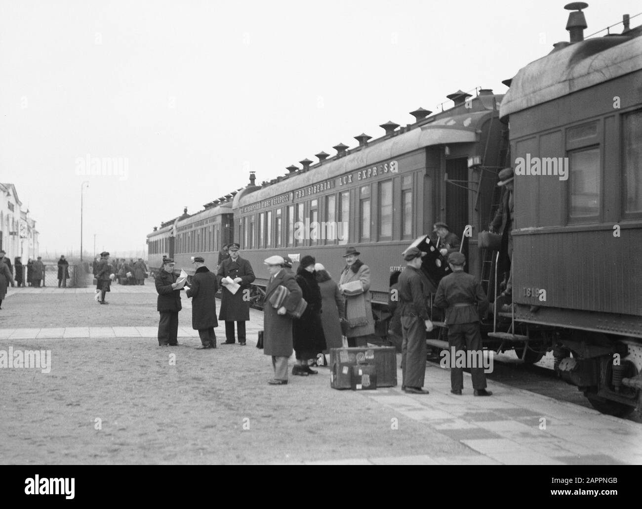Reisen nach Polen Passagiere verlassen den russischen Mandschurei-Express in Stoubcy Anmerkung: Stoubcy in Weißrussland ist die ehemalige Stolpce in Polen Datum: 1934 Standort: Weißrussland Schlüsselwörter: Grenzübergänge, Reisende, Züge Stockfoto
