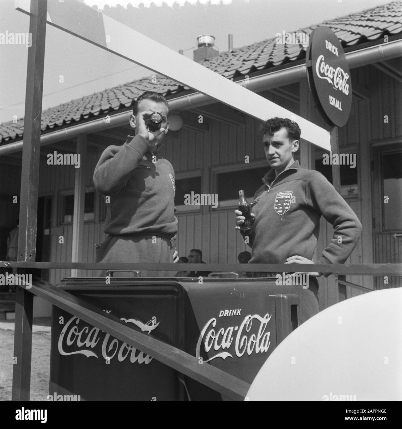 Command Coca Cola Helsinki Datum: 28. Juli 1952 Ort: Helsinki Schlüsselwörter: Getränk, Flaschen Name Der Institution: Coca Cola Stockfoto