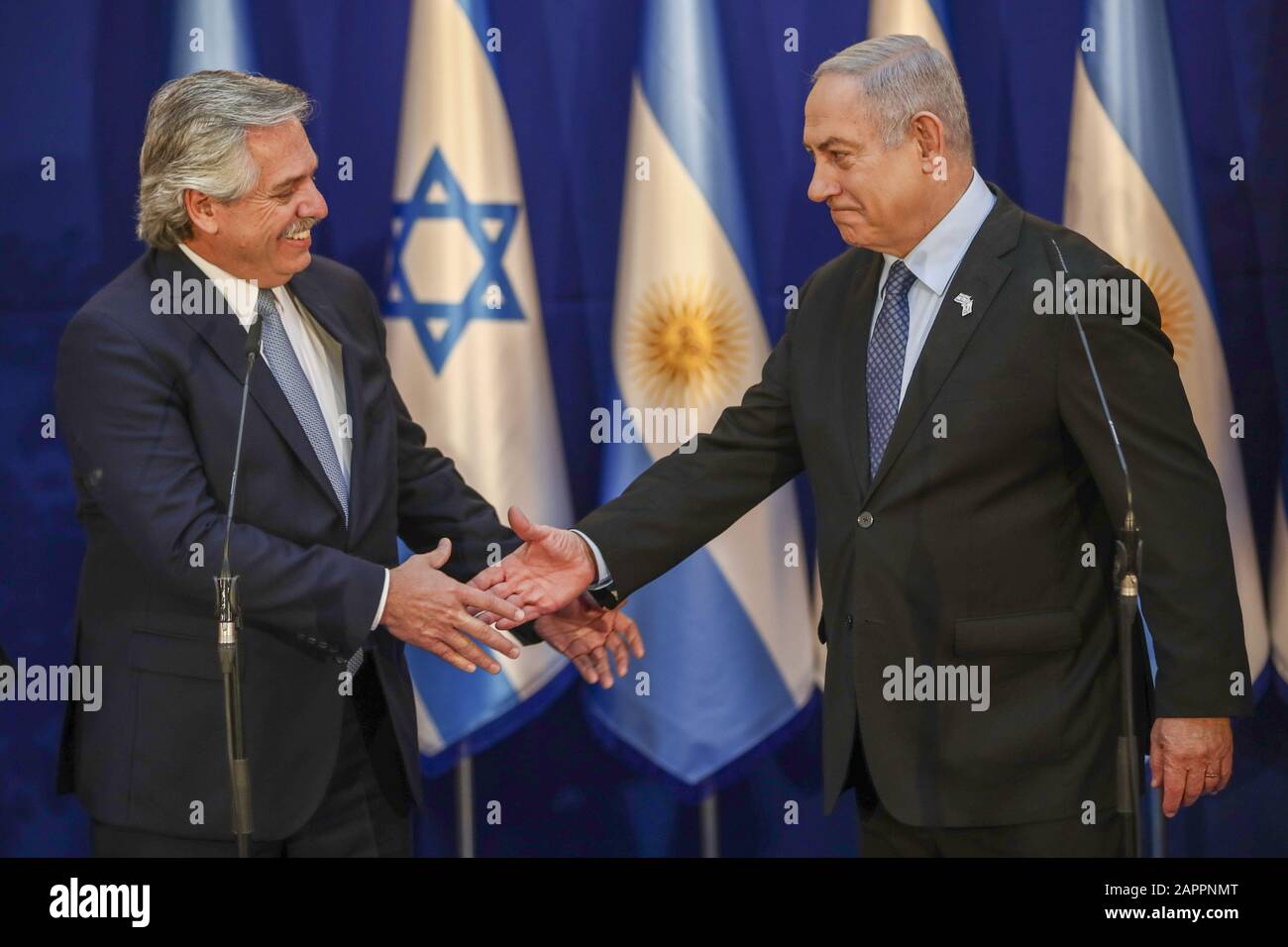 Jerusalem, Israel. Januar 2020. Der israelische Premierminister Benjamin Netanyahu trifft sich am Freitag, 24. Januar 2020, mit Argentiniens Präsident Alberto Fernández in Jerusalem. Poolfoto von Oded Balilty/UPI Credit: UPI/Alamy Live News Stockfoto