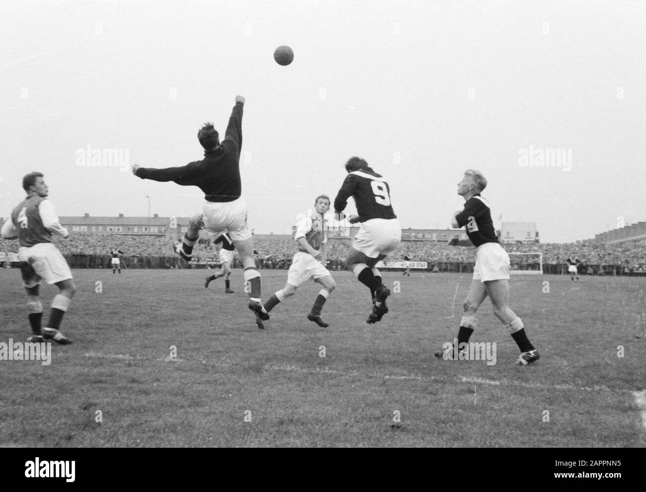 Fußball. Elinkwijk / Enschede 1-0 Datum: 8. September 1957 Ort: Utrechter Schlüsselwörter: Sport, Fußball Personenname: Enschede Stockfoto