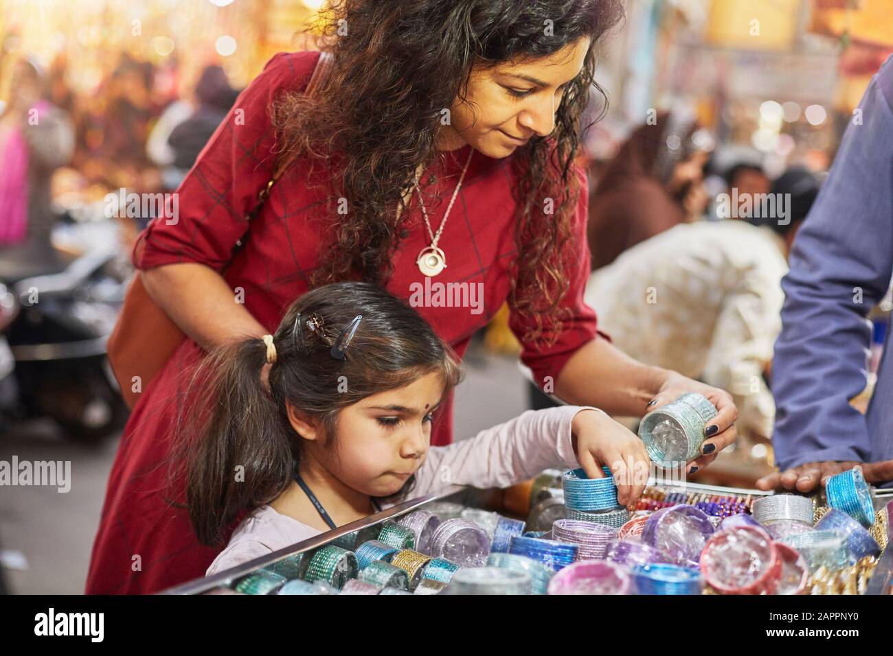 Mutter und Tochter einkaufen auf Basar Stockfoto