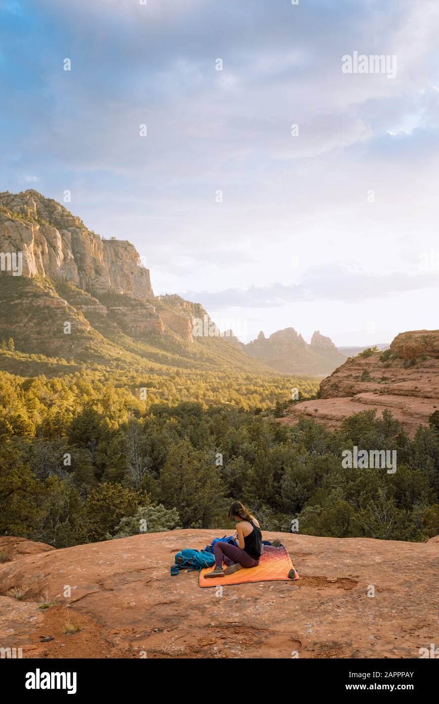 Woman Relaxing, Schneibly Hill Road, Sedona, Arizona, Vereinigte Staaten Stockfoto