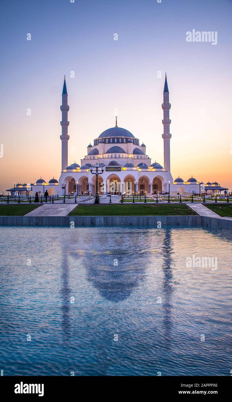 Schöne Moschee in Schardscha zweitgrößte Masjid in den Vereinigten Arabischen Emiraten Arabisch, neue Touristenattraktion in Dubai Stockfoto