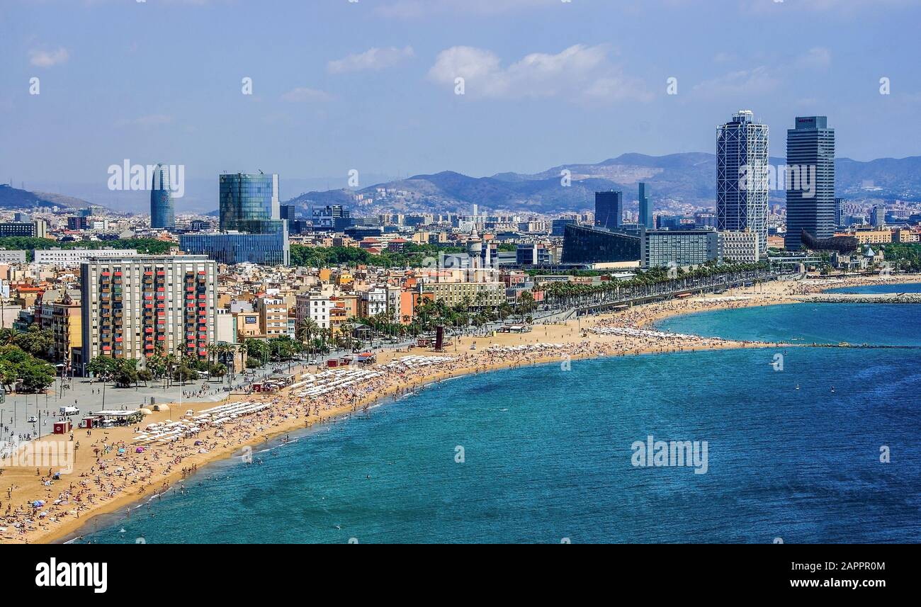 Blick auf den Strand Salou Platja Llarga in Spanien von der letzten Etage eines Küstengebäudes in Barcelona Stockfoto