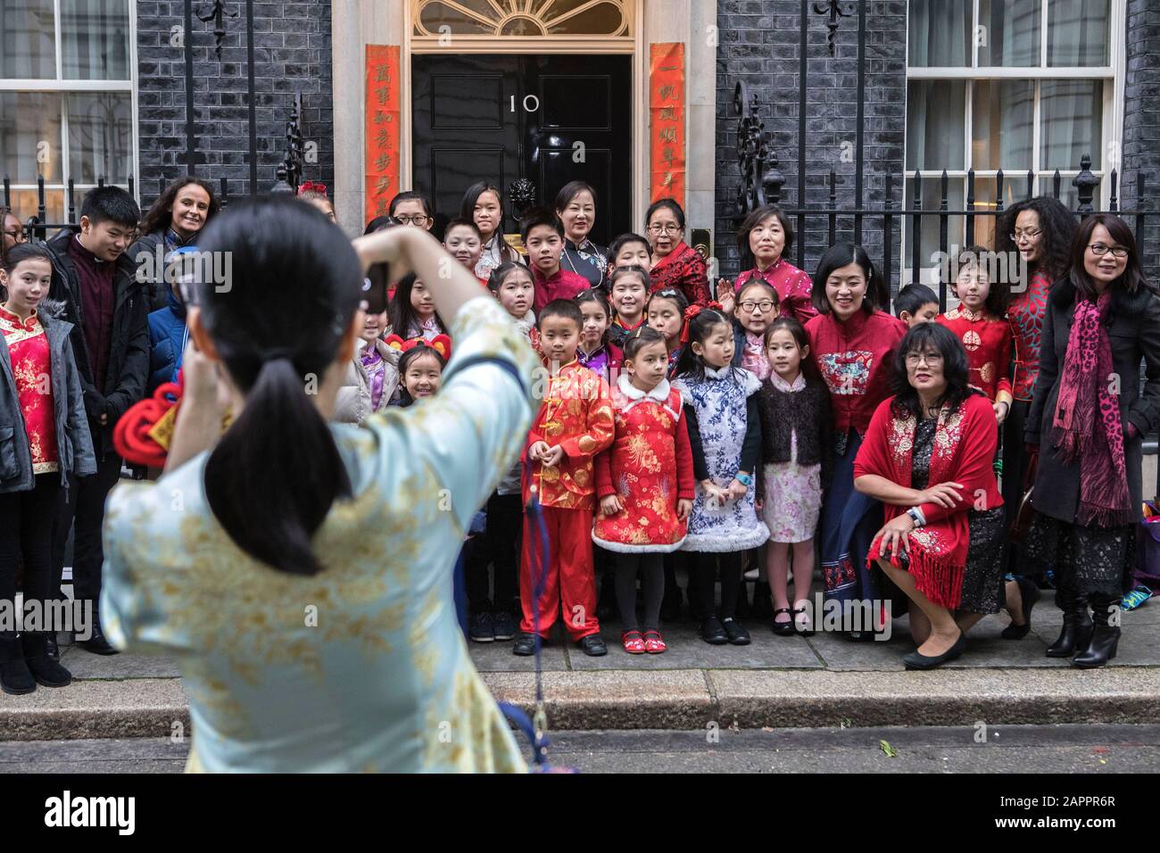 Junge Studenten der Woking Chinese School besuchen die 10 Downing Street, London, zur Feier des chinesischen Neujahrs. Stockfoto