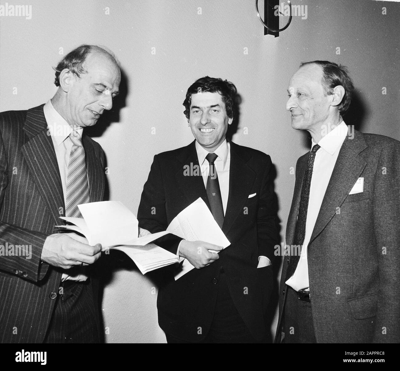 Energiekongresse des nationalen Lenkungsausschusses Energieforschung, v.l. Prof. W. van Gool, Minister Lubbers Datum: 27. Januar 1977 Schlüsselwörter: Kongresse Stockfoto