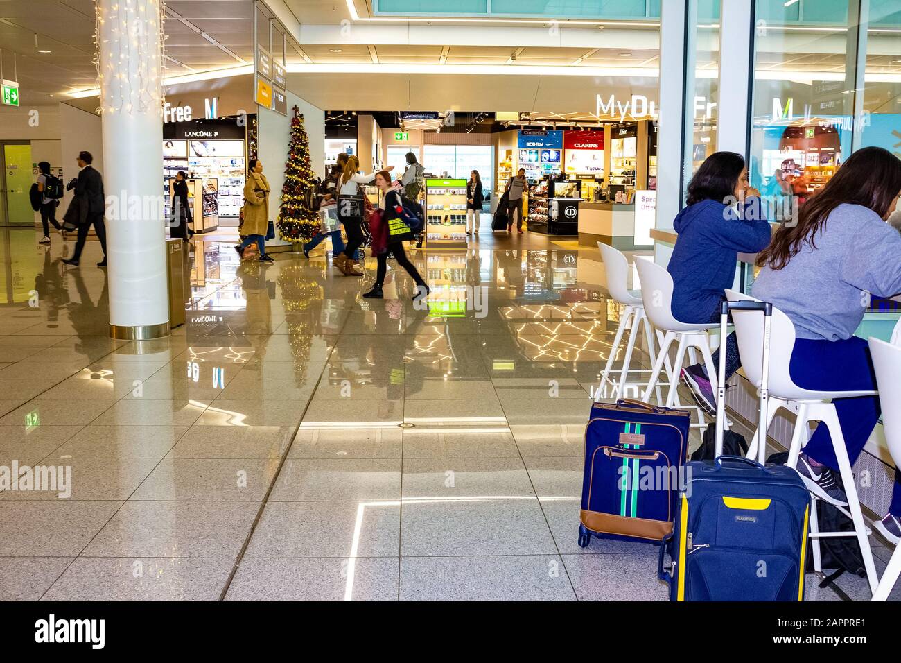 München, Deutschland - 12. Dezember 2019: Flughafen München der moderne K-Terminal mit Duty Free Shop in München, Deutschland am 12. Dezember 2019 Stockfoto