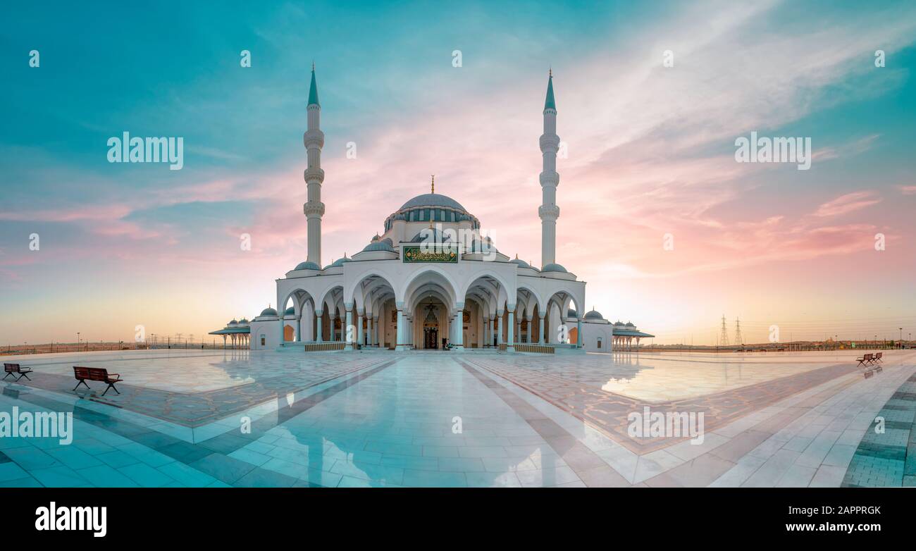 Sharjah Moschee Größter Masjid in Dubai schöne traditionelle islamische Architektur, arabischer Buchstabe bedeutet: Tatsächlich wurde das Gebet auf den Belie dekretiert Stockfoto