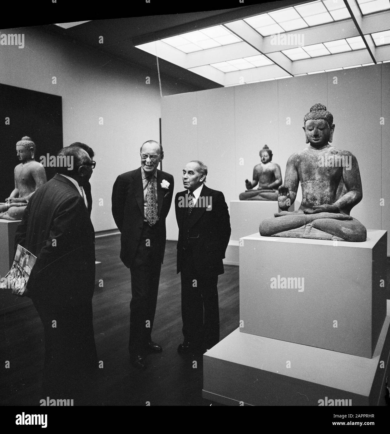 Eröffnung der Ausstellung Borobudur im Rijksmuseum Amsterdam Prins Bernhard wird von der Ausstellung Borobudur Datum: 20. april 1977 Ort: Amsterdam, Noord-Holland Schlüsselwörter: Archäologie, Fürsten, Ausstellungen persönlicher Name: Bernhard (Fürst Niederlande) Stockfoto