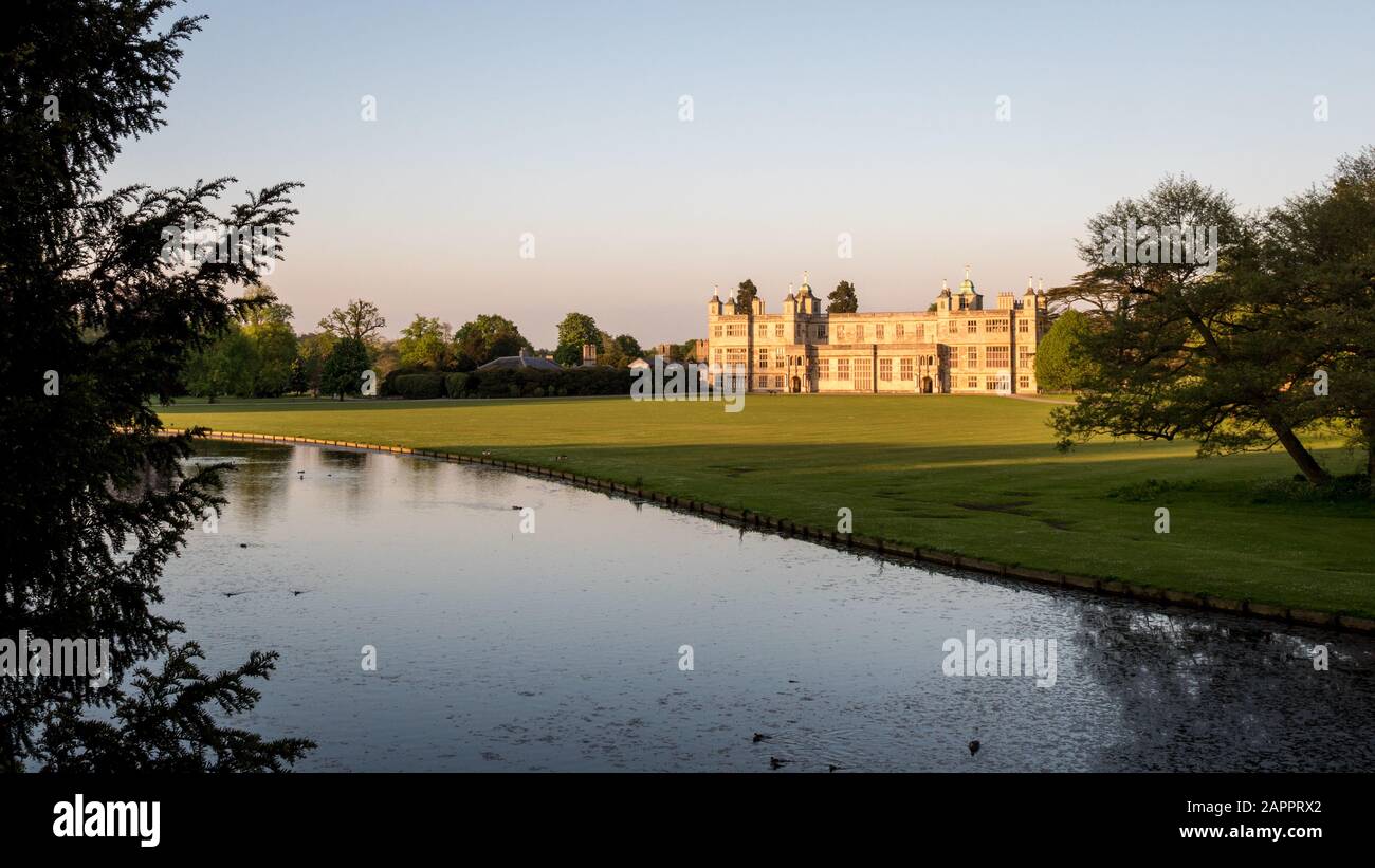 Audley End House. Eine Abenddämmerung Blick auf die façade des historischen Landhauses aus dem 17. Jahrhundert außerhalb von Saffron Walden, Essex Stockfoto