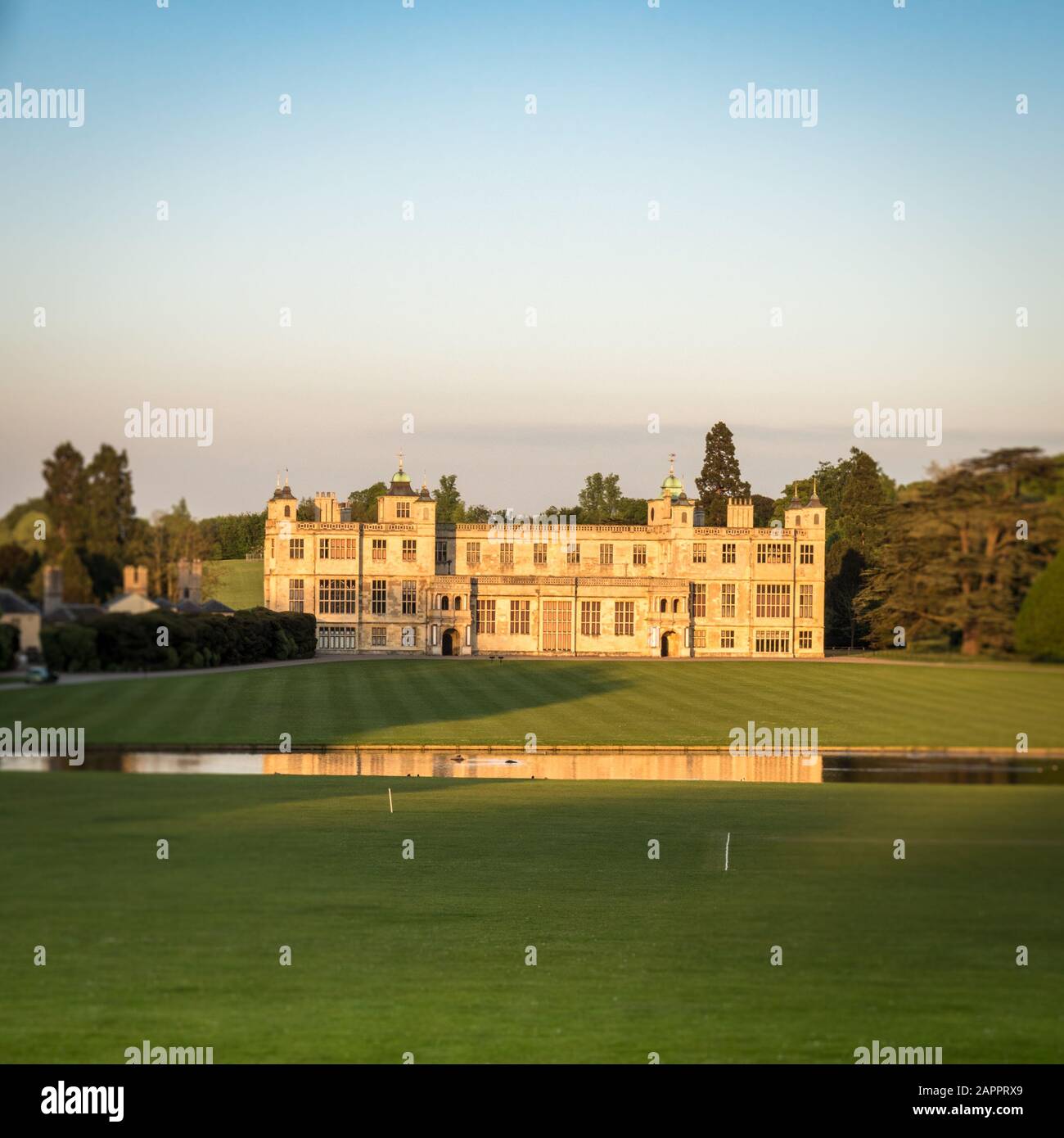 Audley End House. Eine Abenddämmerung Blick auf die façade des historischen Landhauses aus dem 17. Jahrhundert außerhalb von Saffron Walden, Essex Stockfoto