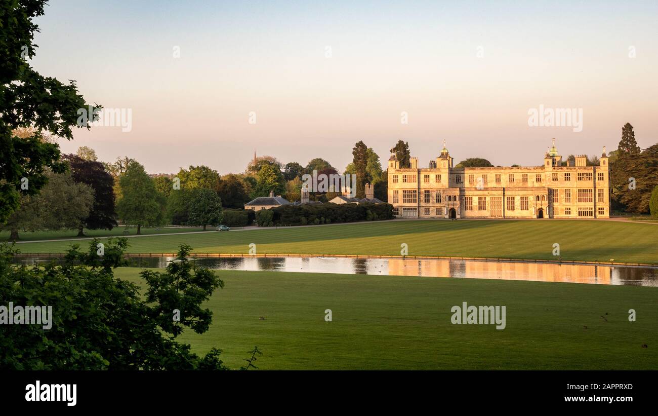 Audley End House. Eine Abenddämmerung Blick auf die façade des historischen Landhauses aus dem 17. Jahrhundert außerhalb von Saffron Walden, Essex Stockfoto