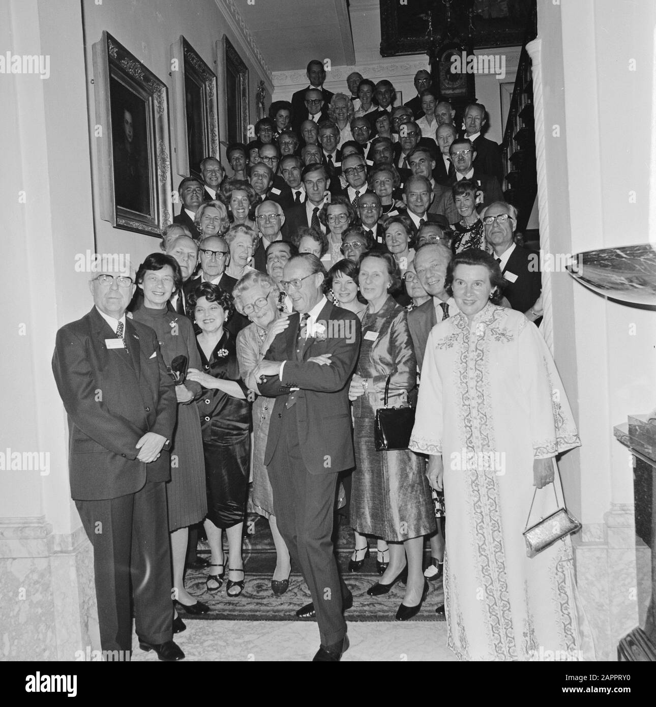 Königin Juliana und Prinz Bernhard erhielten die Teilnehmer eines neurologischen Kongresses Datum: 13. September 1977 Ort: Soestdijk, Utrechter Schlüsselwörter: Queens, Neurologen persönlicher Name: Bernhard, Fürst Stockfoto