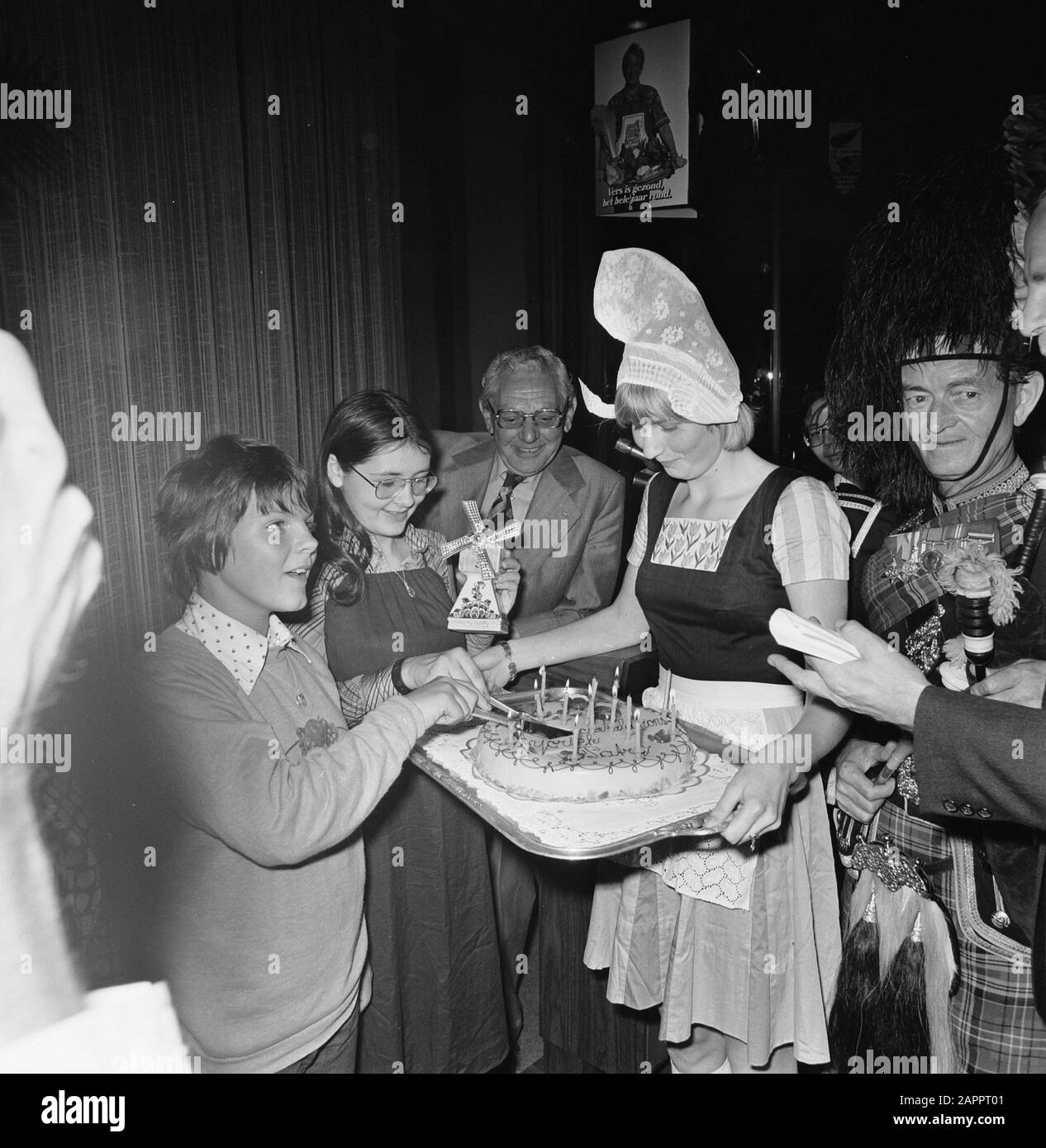 Aufgabe kontinentale Öffentlichkeitsarbeit, Gewinner-Essay-Wettbewerb Holland Salat Bowl of Europe Party für 34 britische Studenten im Hilton Schiphol Datum: 20. September 1977 Ort: Noord-Holland, Schiphol Schlüsselwörter: SCHOLIERN, Gewinner persönlicher Name: Hilton Institution Name: Kontinentale Öffentlichkeitsarbeit Stockfoto