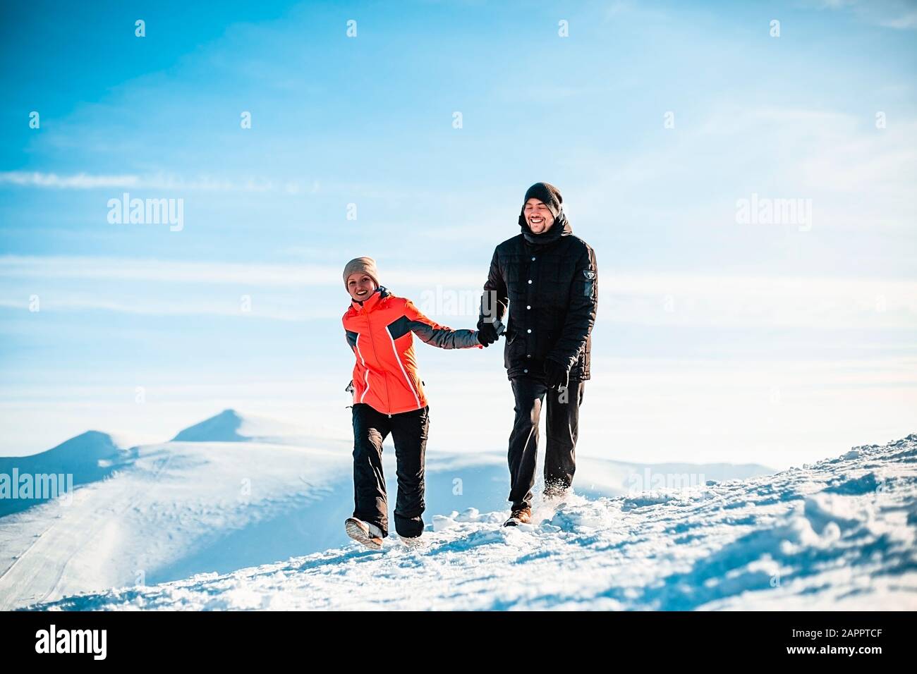 Paare, die auf Schnee wandern, Karpaten, Ukraine Stockfoto