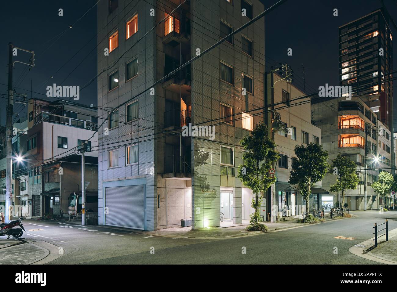 Nachtszene von Wohnblocks in der Stadt, Einzelhandelsgebäuden und modernen Bürogebäuden in der Ferne, Osaka, Japan Stockfoto