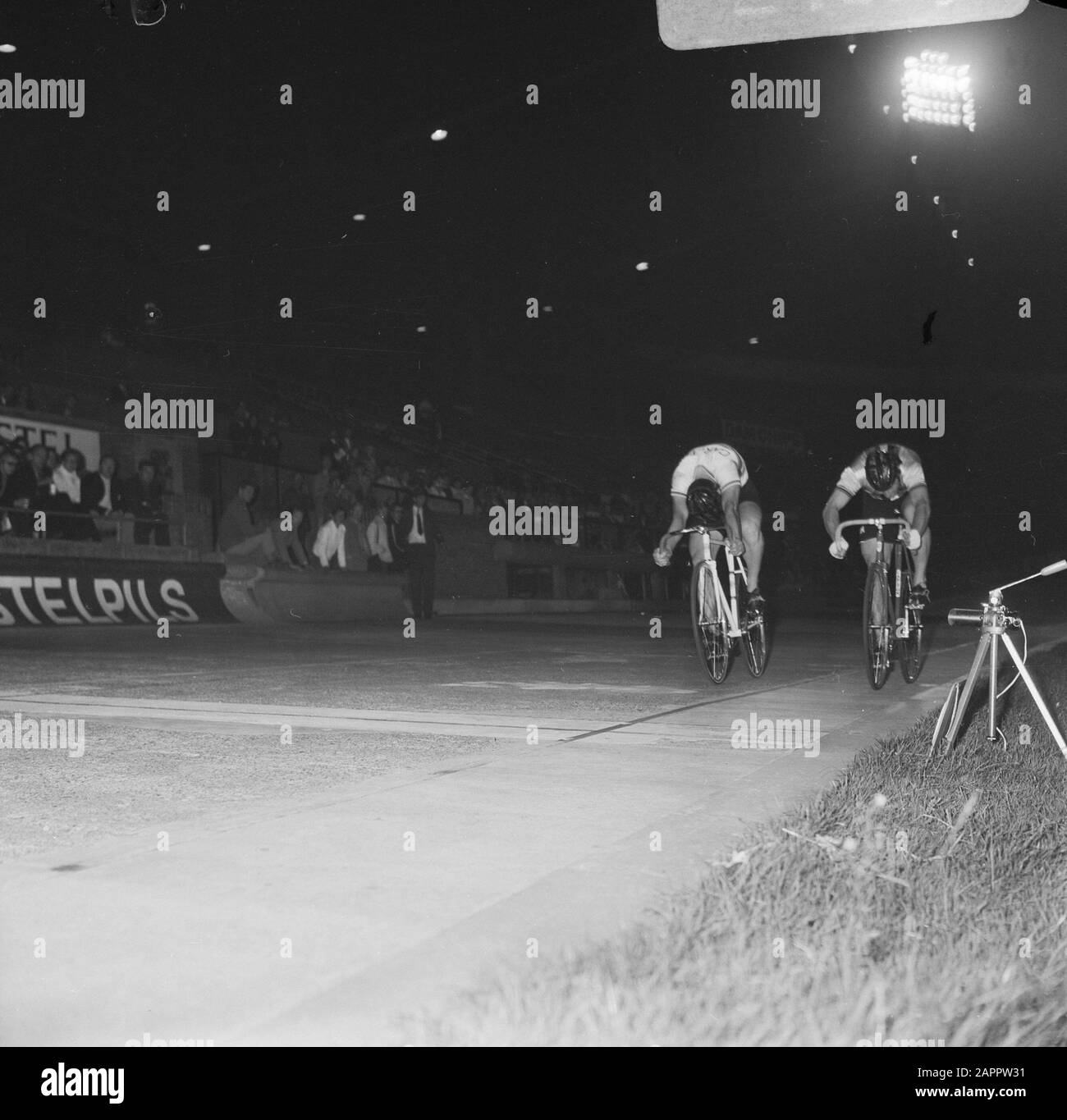 Radrennen im Olympischen Stadion Amsterdam, (l) Loevestijn und (r) Johnson Zielsprint Datum: 17. August 1971 Ort: Amsterdam, Noord-Holland Schlagwörter: RECATES, Radsport persönlicher Name: Johnson Institution Name: Olympiastadion Stockfoto