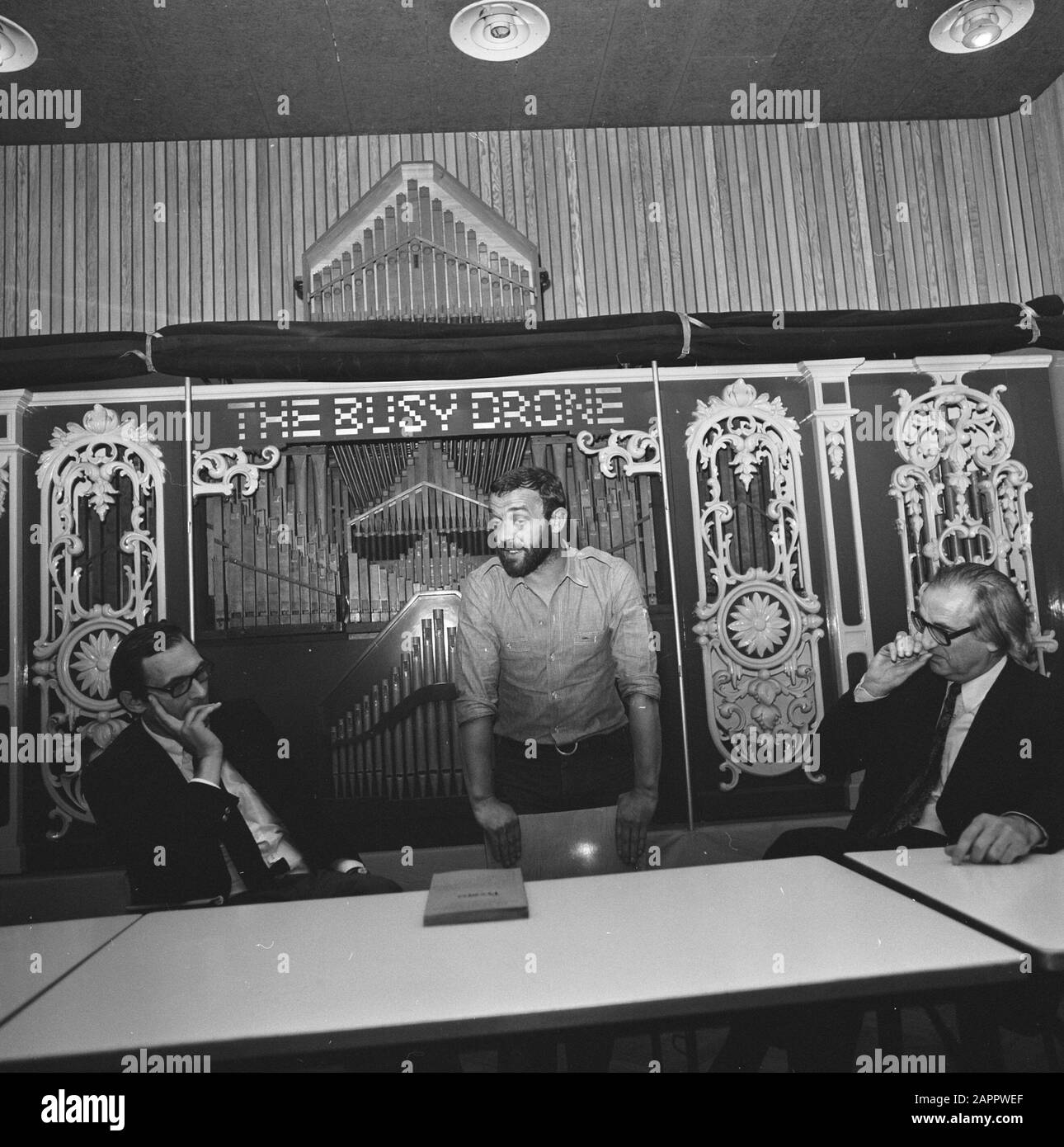 Orgel Die Geschäftige Drone im Stedelijk Museum überführte die Gemeinde Amsterdam, Alderman Lammers (links) und der Verleger G. Lubberhuizen zum Datum der Orgel: 18. Juni 1973 Standort: Amsterdam, Noord- Holland Schlüsselwörter: Gemeinden, Museen, Organe, Transfers, Verlage Personenname: Lammers, Han, Lubberhuizen, Geert Stockfoto
