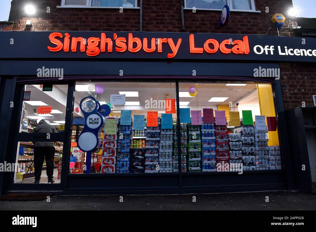 Der 'Singh'sbury Local' Off License & Convenience Store auf der Bushbury Road in Wolverhampton. Mandeep Singh Chata, 34, eröffnete den Laden, der eine Ähnlichkeit mit einem der berühmtesten Supermärkte des Landes hat, im Dezember. PA Foto. Bilddatum: Donnerstag, 23. Januar 2020. Der Lichtbildkredit sollte lauten: Jacob King/PA Wire Stockfoto