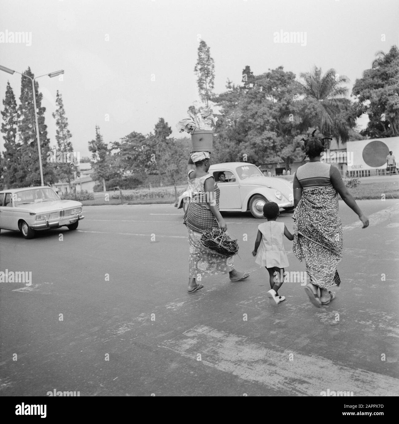 Zaire (ehemals Belgischer Kongo) Streetscape in Kinshasa Datum: 24. Oktober 1973 Ort: Kongo, Kinshasa, Zaire Schlüsselwörter: Autos, Stadtansichten, Frauen Stockfoto