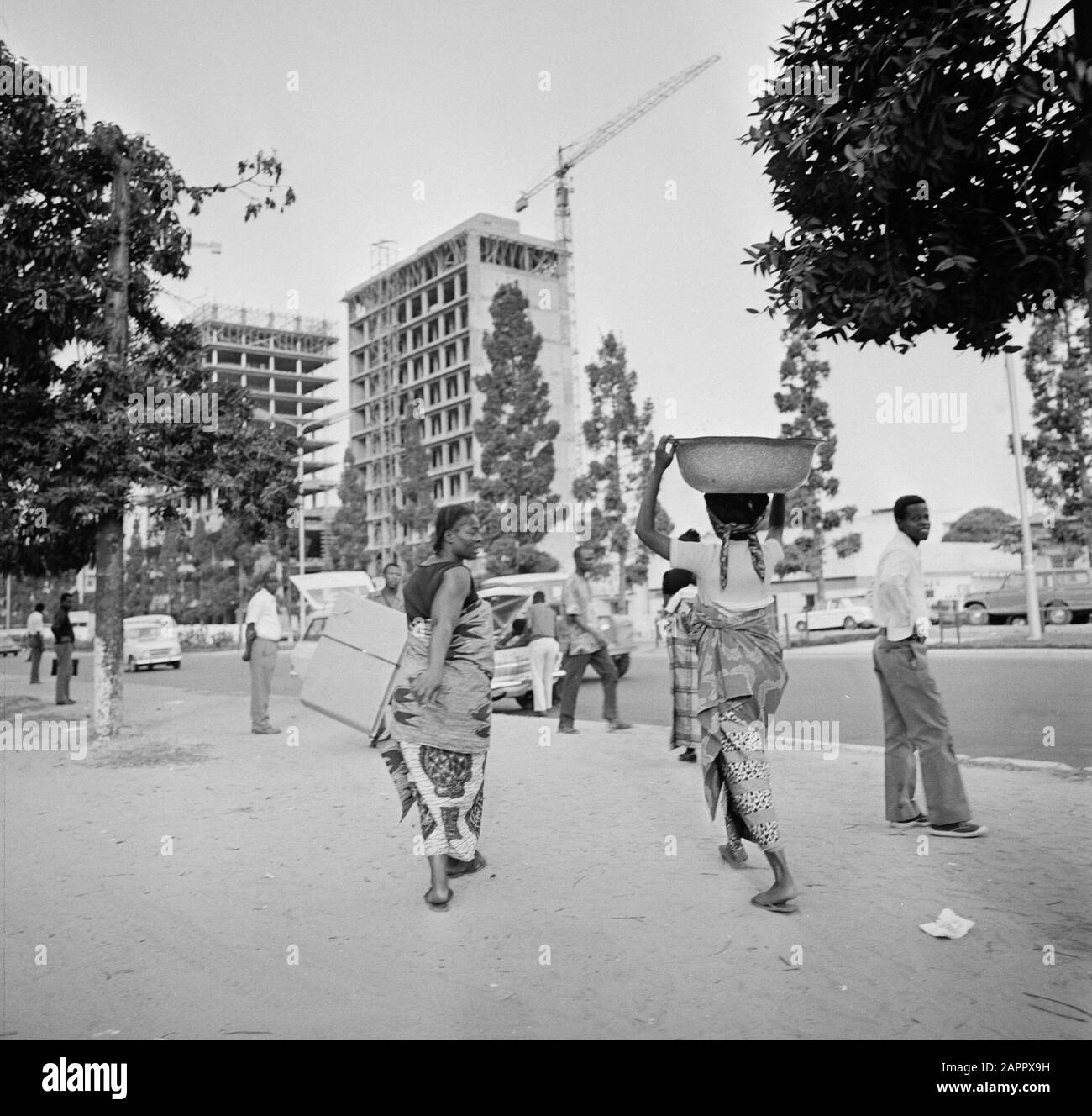 Zaire (ehemals Belgischer Kongo) Streetscape in Kinshasa Datum: 24. Oktober 1973 Ort: Kongo, Kinshasa, Zaire Schlüsselwörter: Bauarbeiten, Stadtansichten Stockfoto