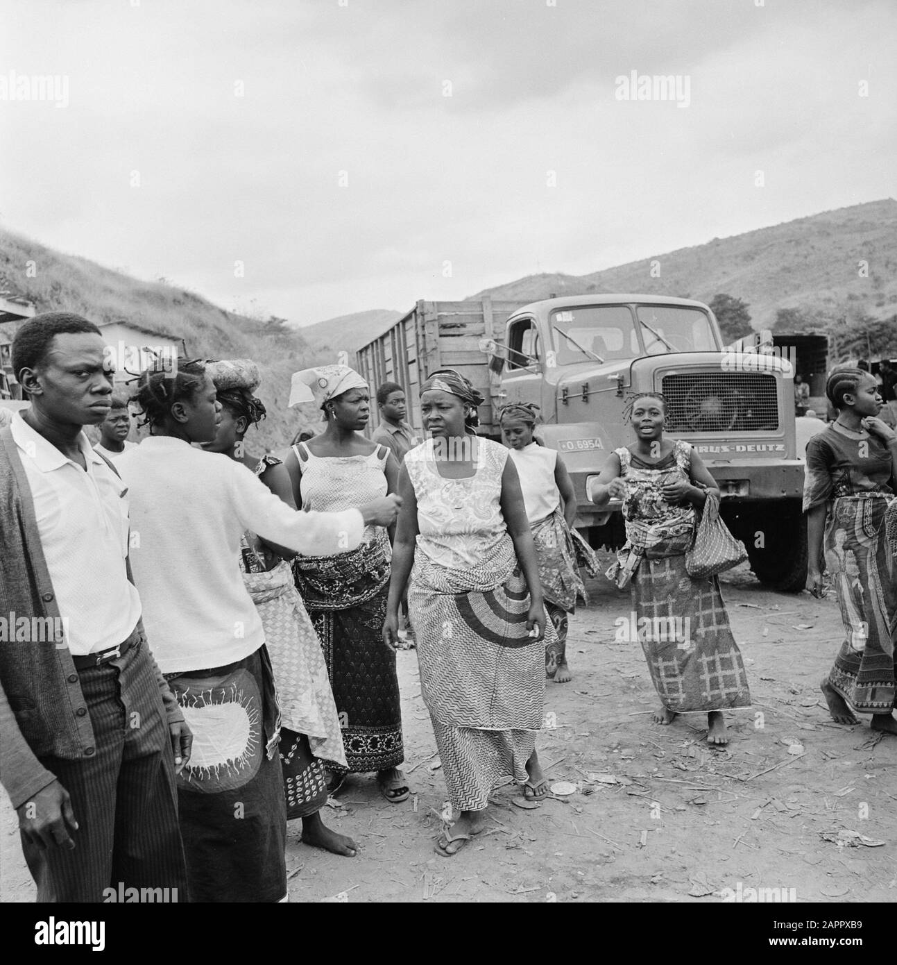 Zaire (ehemals Belgischer Kongo) Gruppe von Menschen auf der Straße auf dem Land Datum: 24. Oktober 1973 Ort: Kongo, Zaire Schlüsselwörter: Lastwagen, Straßen Stockfoto