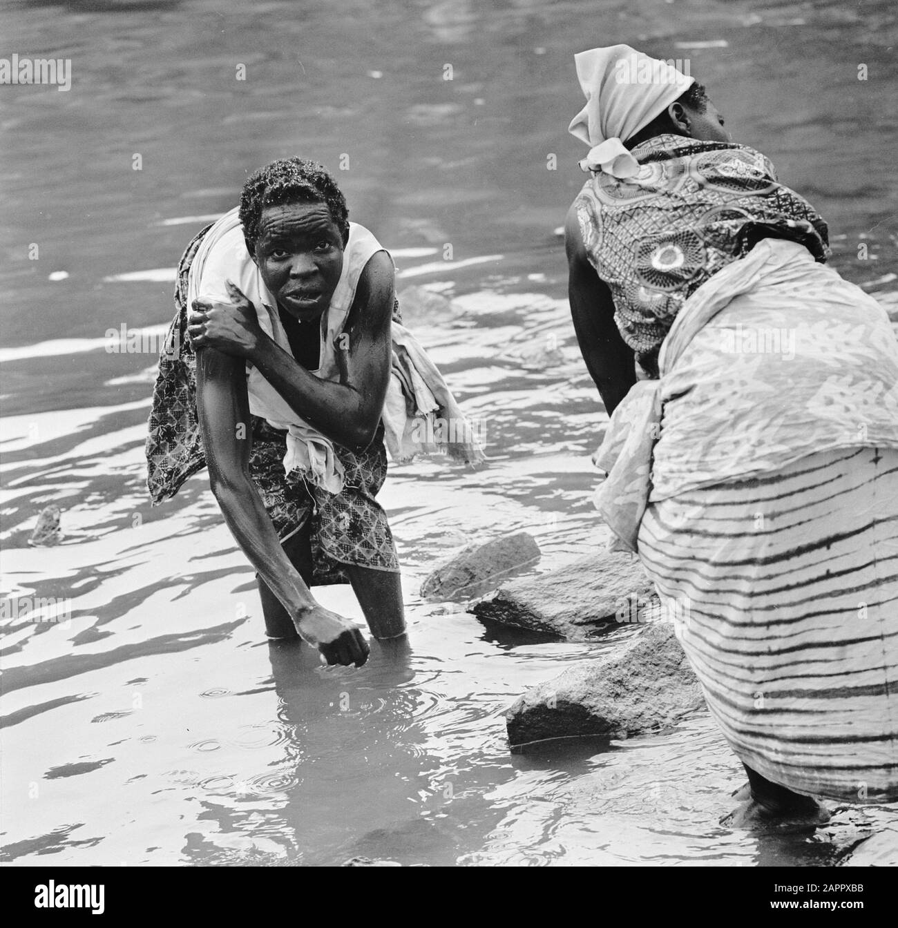 Zaire (früher Belgisch-Kongo) Leben auf dem Land; Frauen während des Waschens Datum: 24. Oktober 1973 Ort: Kongo, Zaire Schlüsselwörter: Frauen, Waschen Stockfoto