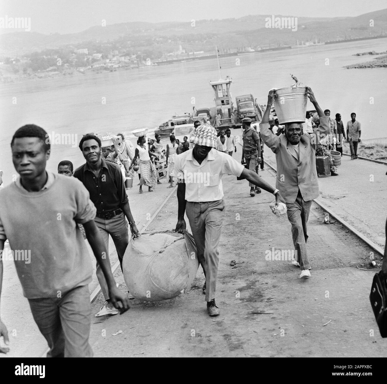 Zaire (ehemals Belgischer Kongo) Leben auf dem Land Datum: 24. Oktober 1973 Ort: Kongo, Zaire Schlüsselwörter: Männer, Transport Stockfoto