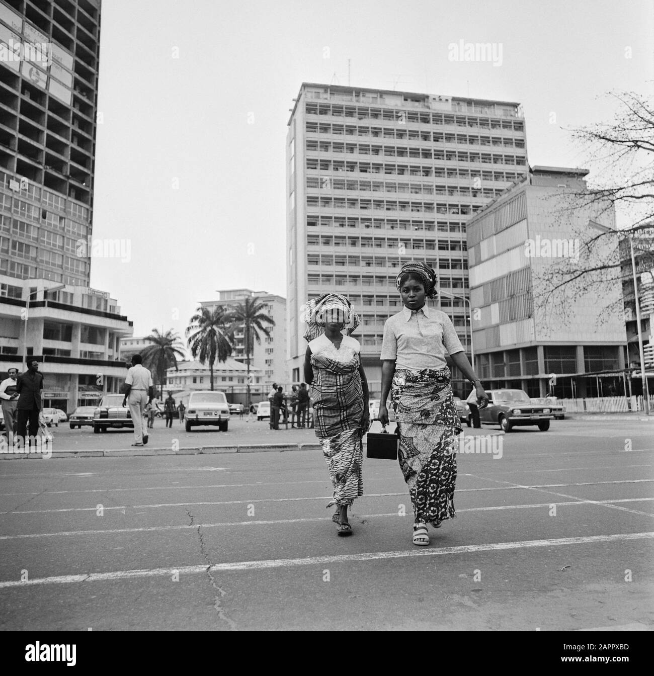 Zaire (ehemals Belgischer Kongo) Streetscape in Kinshasa Datum: 24. Oktober 1973 Ort: Kongo, Kinshasa, Zaire Schlüsselwörter: Stadtansichten, Frauen Stockfoto