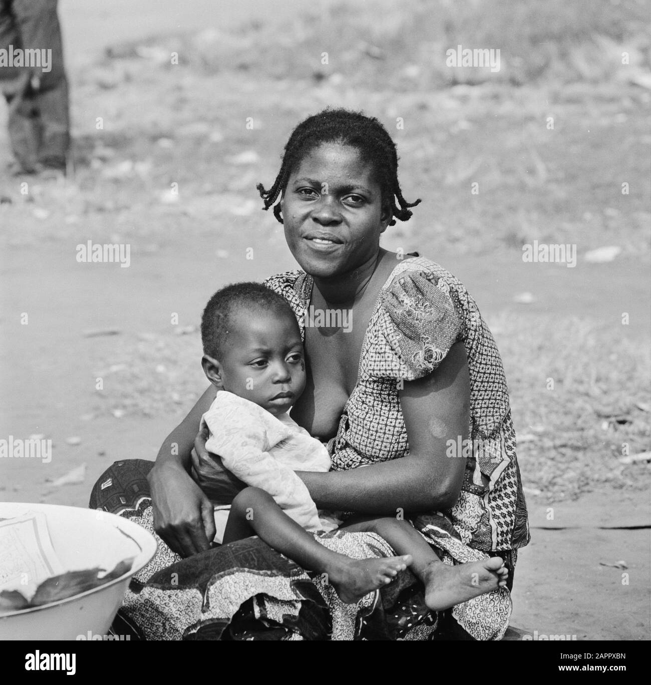 Zaire (früher Belgischer Kongo)-Statue in Kinshasa; Mutter und Kind Datum: 24. Oktober 1973 Ort: Kongo, Kinshasa, Zaire Schlüsselwörter: Kinder, Frauen Stockfoto